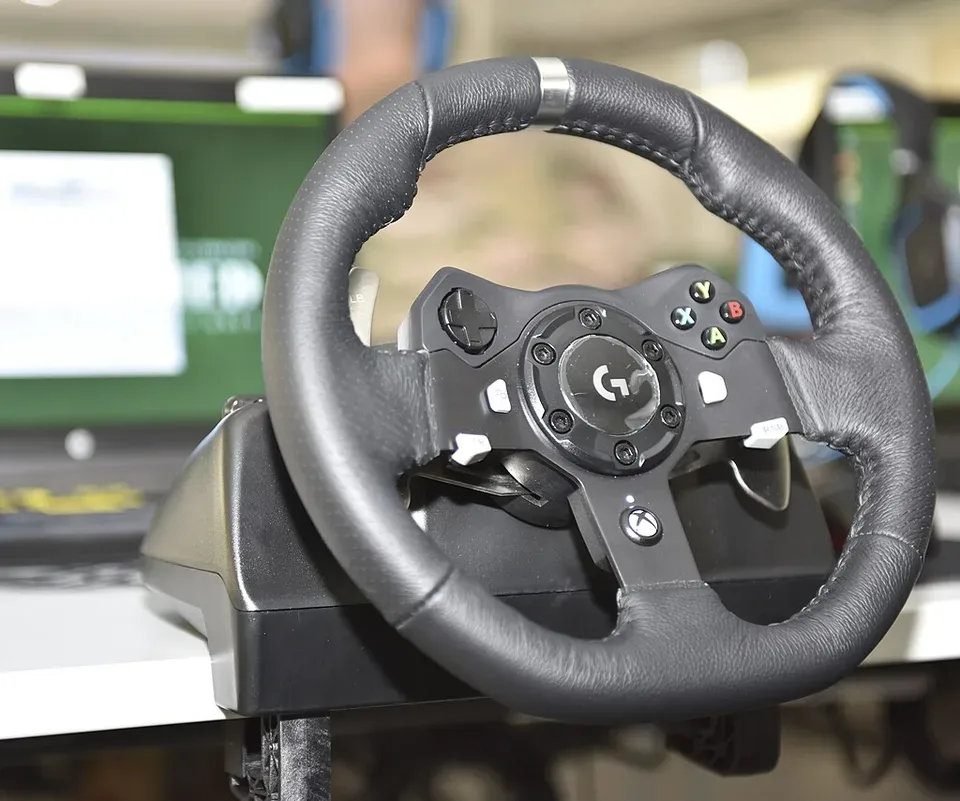 فرمان ایکس باکس وان – فرمان Logitech G920 روی میز