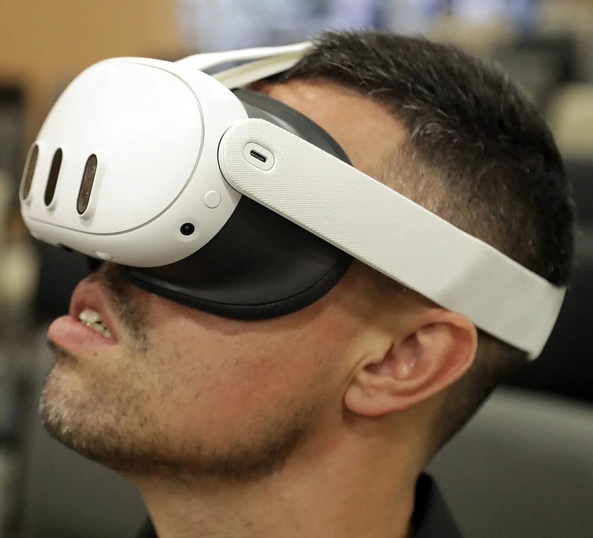 خرید هدست متا کوئست؛ استفاده از هدست واقعیت مجازی Meta Quest 3