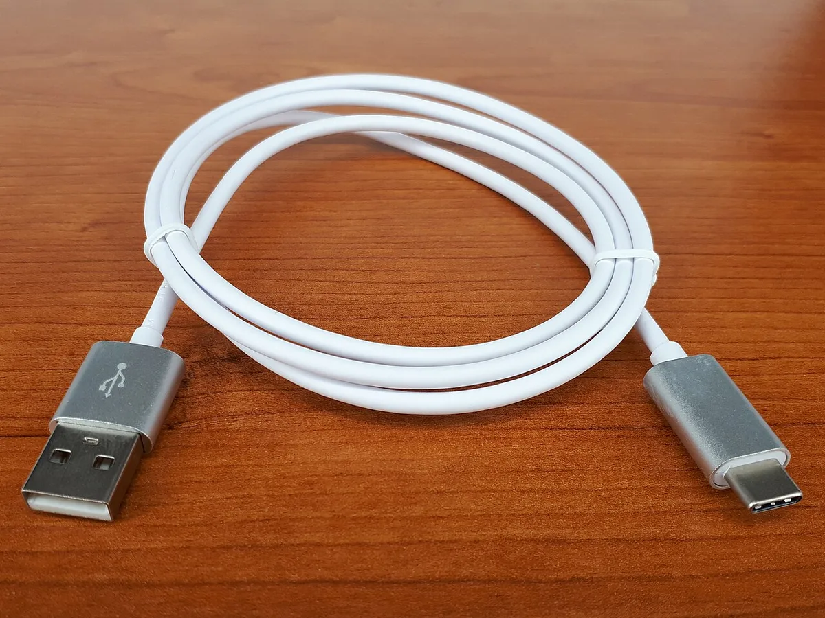 پایه شارژ دسته پلی استیشن 5 - کابل USB-C پایه شارژ دسته پلی استیشن 5 – کابل USB-A به USB-C سفید
