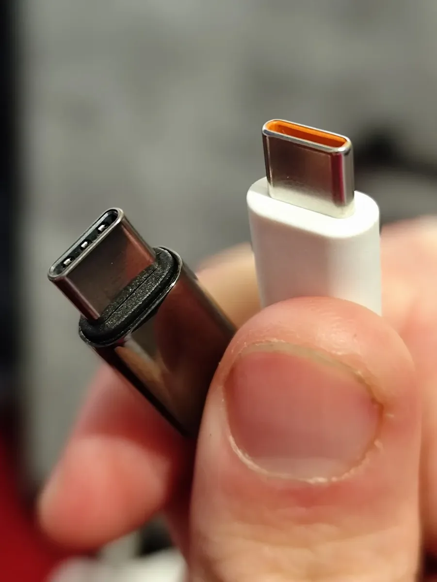 کابل ایکس باکس سری ایکس – دو سری کابل USB-C در دست
