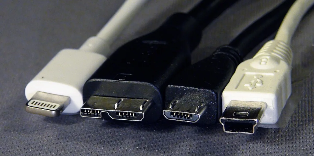 کابل پلی استیشن 4 – انواع سری کابل USB در کنار هم